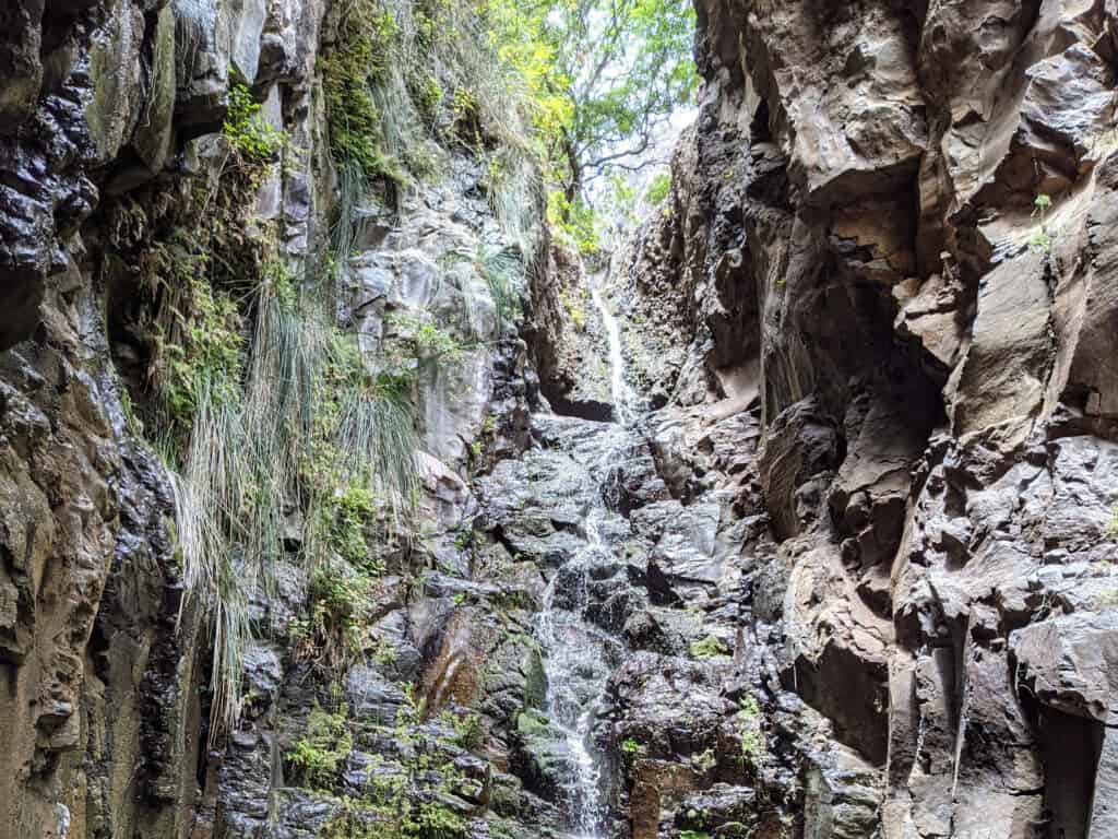 Wasserfall in einer engen Felsschlucht