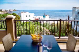 Dachterrasse mit Berg- und Meerblick